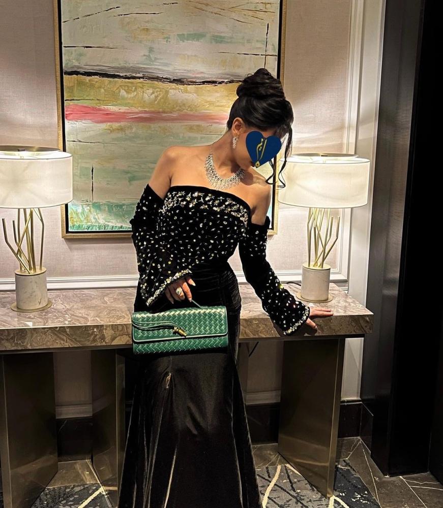 فستان اسود مخمل بتطريز يدوي