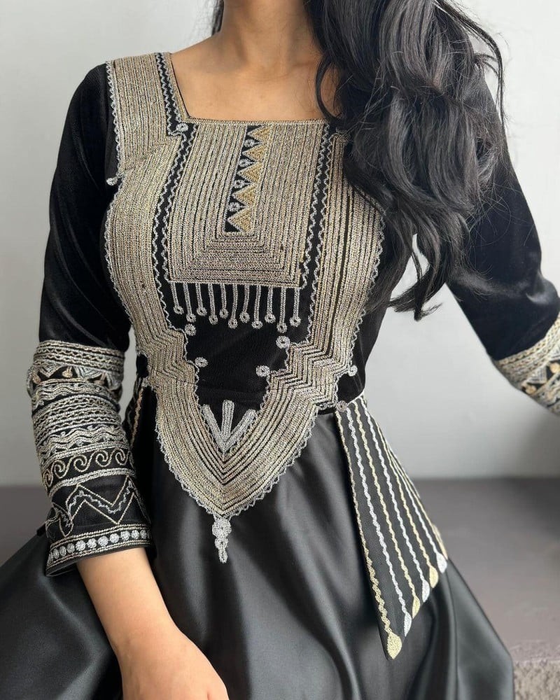 فستان طويل بأكمام