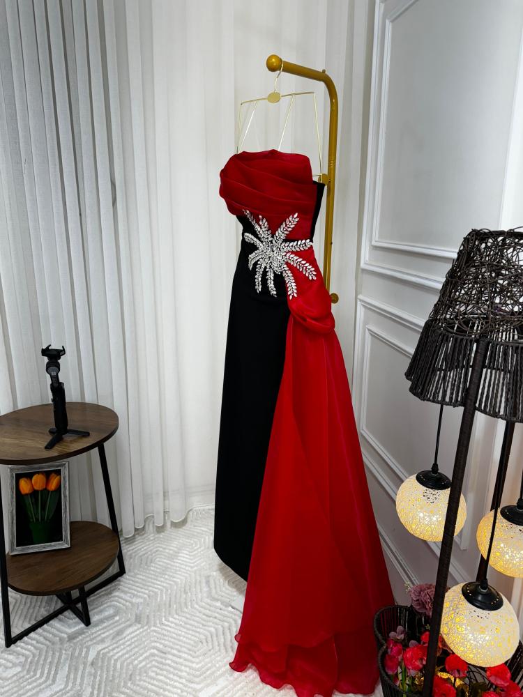 فستان مطرز على الخصر