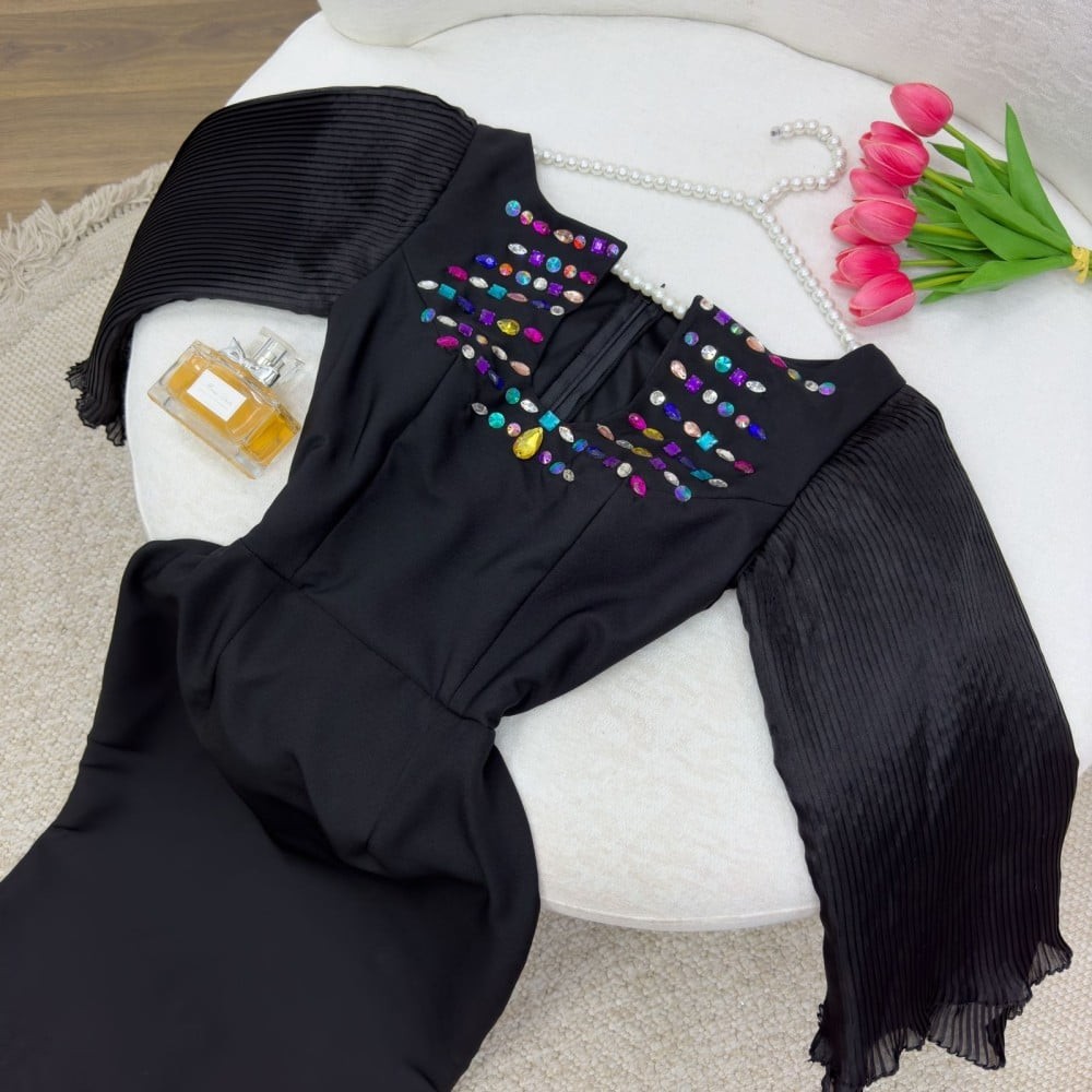 فستان اسود وانيق مطرز