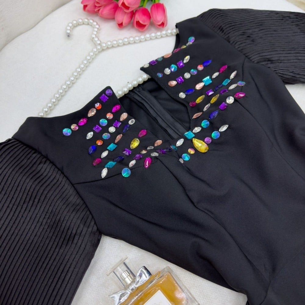 فستان اسود وانيق مطرز