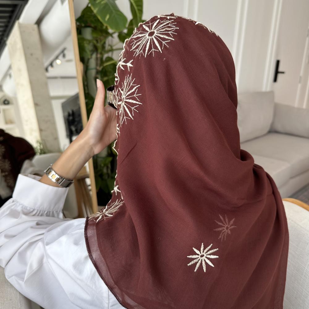 طرحة مطرزة بطرف