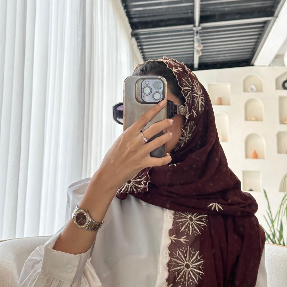 طرحة مطرزة بطرف