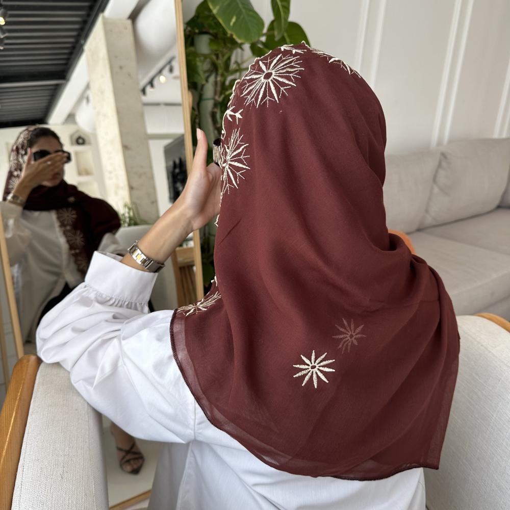 طرحة مطرزة بطرف