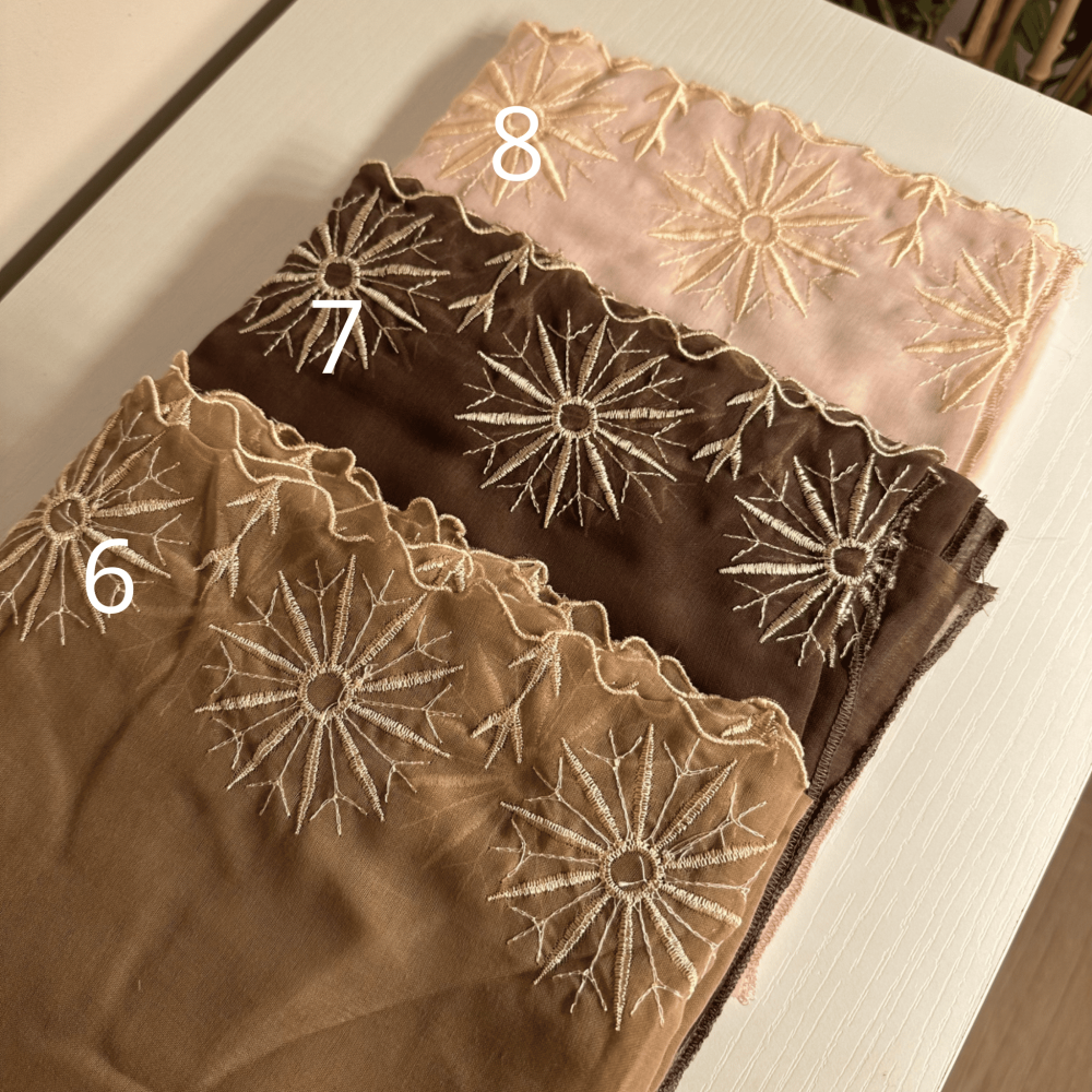 طرحة مطرزة بطرف