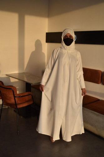 عباية بيضاء بكبسولة من الكم N