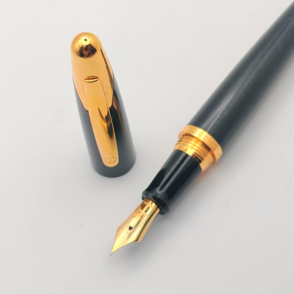 قلم دانهيل Dunhill AD2000 – حبر بريشة ذهبية 18K مقاس F