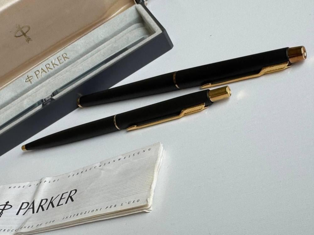 قلم حبر فاخر Parker Classic - إصدار Vintage باللون الفضي المطفي