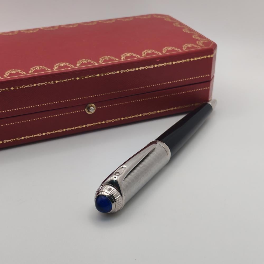 قلم Cartier Roadster Ballpoint Pen – تصميم نصف معدني فاخر بحجر أزرق مميز