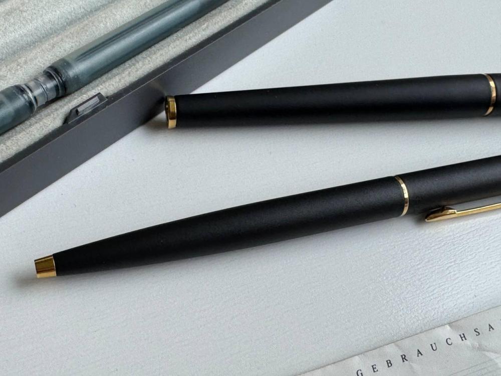 قلم حبر فاخر Parker Classic - إصدار Vintage باللون الفضي المطفي