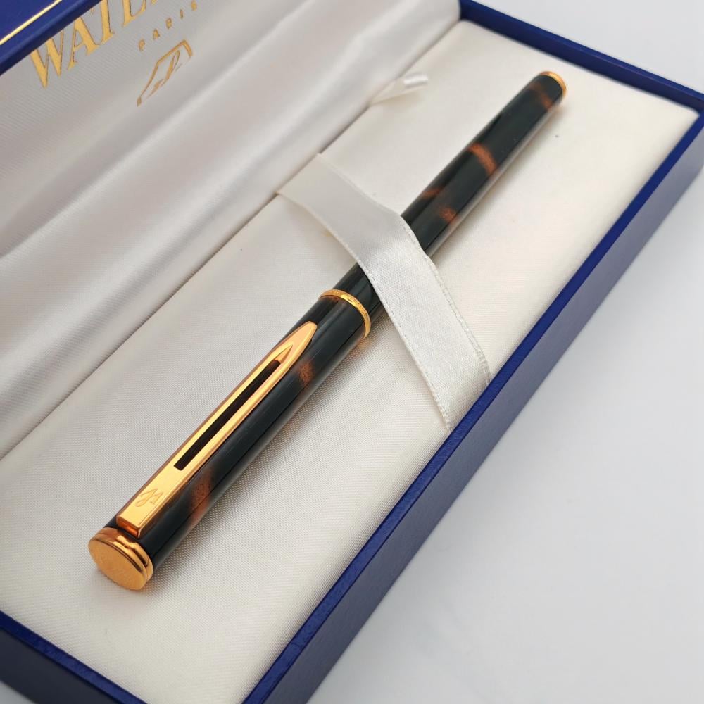 قلم حبر ووترمان إكزكيوتيف لاكر بني رخامي بحواف مطلية بالذهب