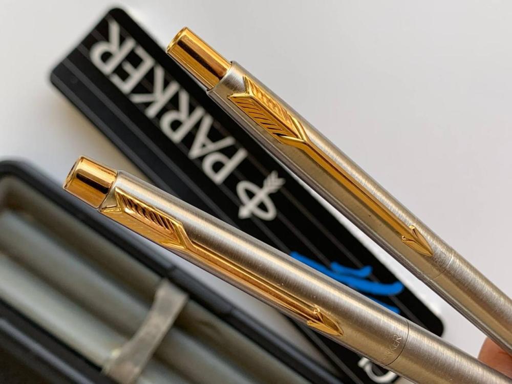 قلم حبر فاخر Parker Classic - إصدار Vintage باللون الفضي المطفي