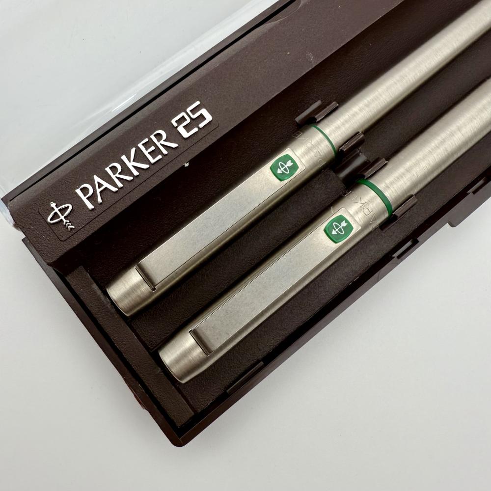طقم أقلام باركر 25 مع شعار باركر باللون الأخضر