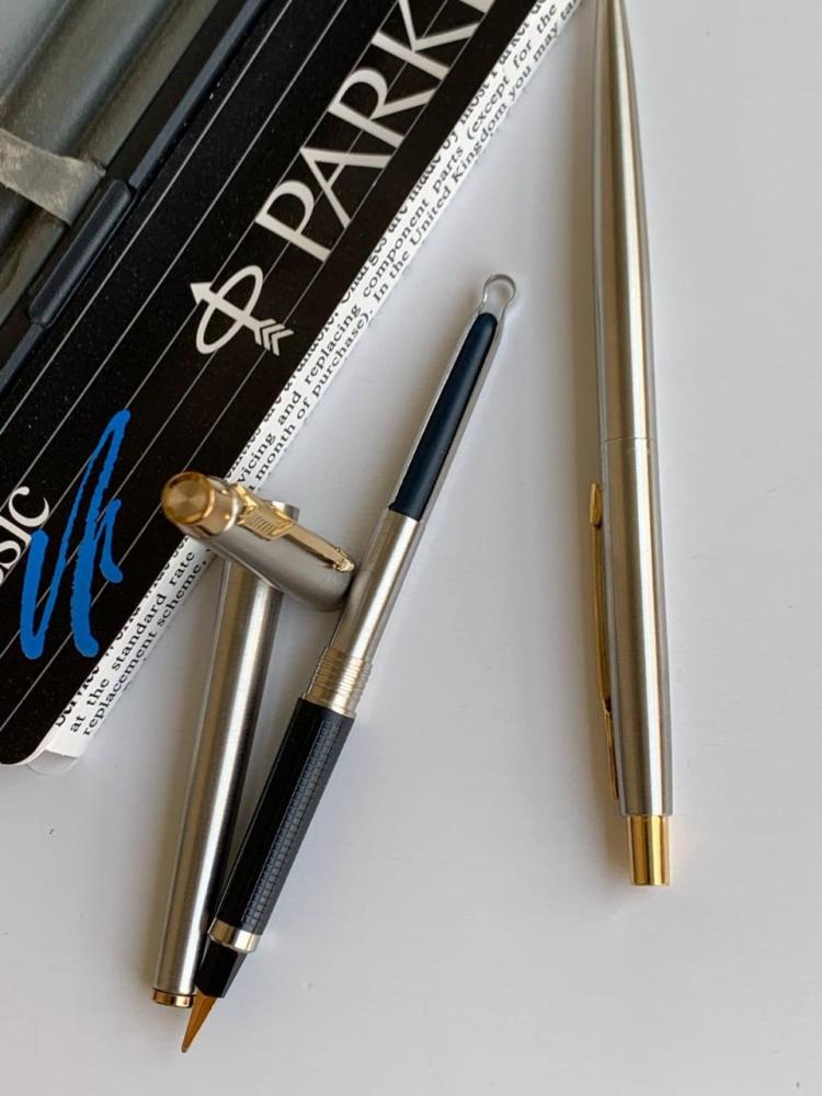 قلم حبر فاخر Parker Classic - إصدار Vintage باللون الفضي المطفي