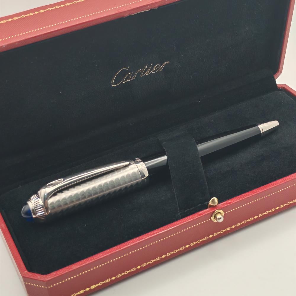 قلم Cartier Roadster Ballpoint Pen – تصميم نصف معدني فاخر بحجر أزرق مميز