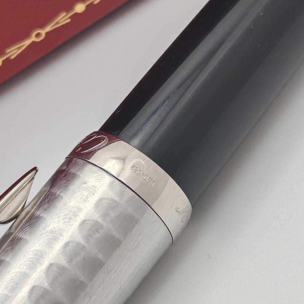 قلم Cartier Roadster Ballpoint Pen – تصميم نصف معدني فاخر بحجر أزرق مميز