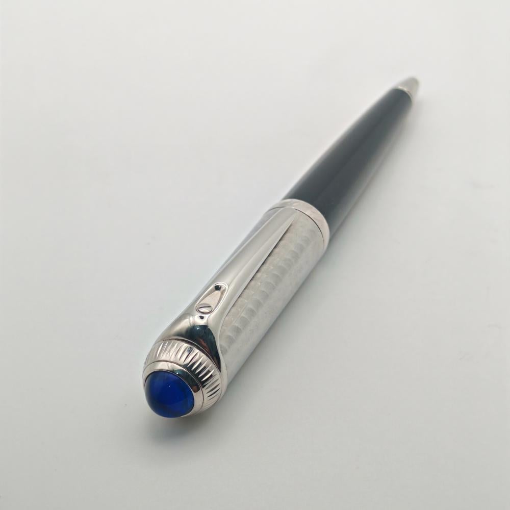 قلم Cartier Roadster Ballpoint Pen – تصميم نصف معدني فاخر بحجر أزرق مميز