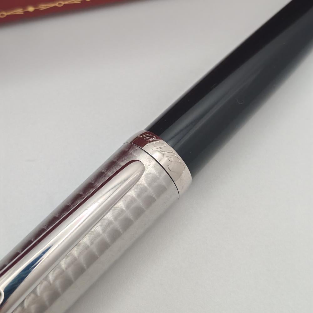 قلم Cartier Roadster Ballpoint Pen – تصميم نصف معدني فاخر بحجر أزرق مميز