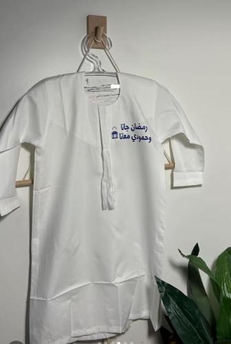 ثوب إماراتي بكتابه عباره