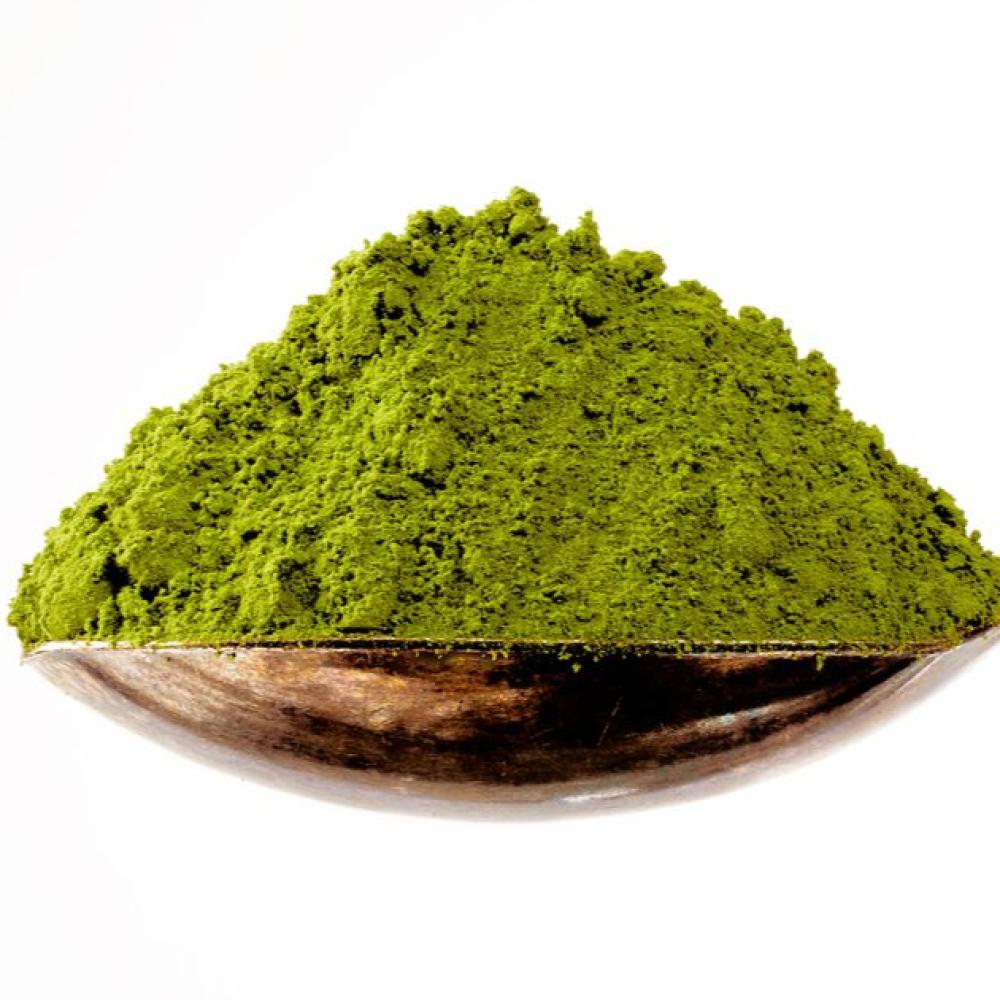 هل تبحثين عن طريقة طبيعية لتلوين شعرك وتعزيز صحته؟ تعرفي على حناء عضوية للشعر