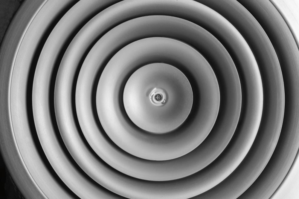 7 أسباب تجعل مراوح الشفط وأنظمة التهوية أفضل وسيلة لتحسين جودة الهواء في منزلك