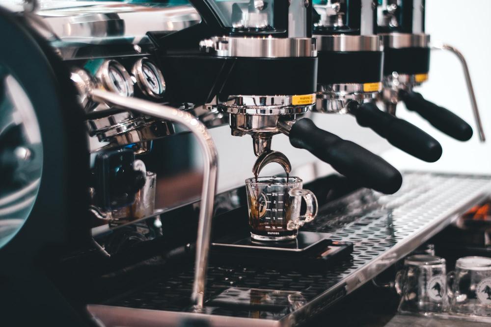 القهوة المختصة: رحلة من الحبة إلى الكوب