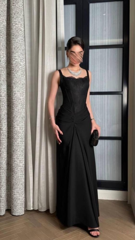 فستان اسود بقصه راقي