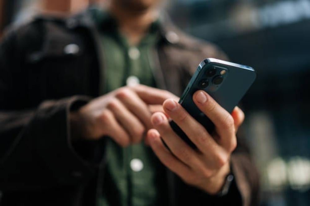 الفرق بين الهواتف الرائدة والمتوسطة: أيهما يناسبك؟