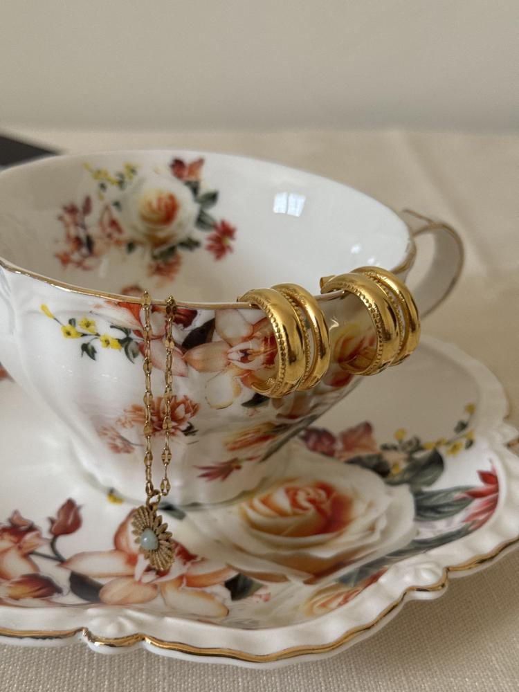 حلق كلاسيك عصري ذهبي بنقشه ناعمه