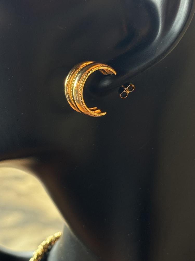 حلق كلاسيك عصري ذهبي بنقشه ناعمه