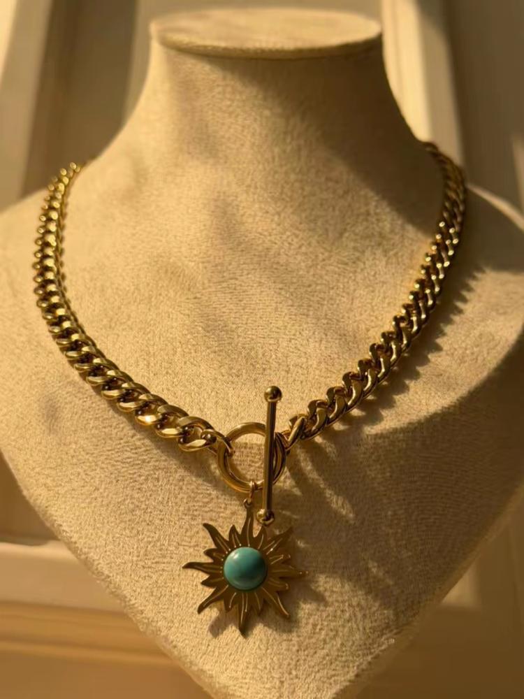 قلادة الشمس الذهبية بحجر فيروزي