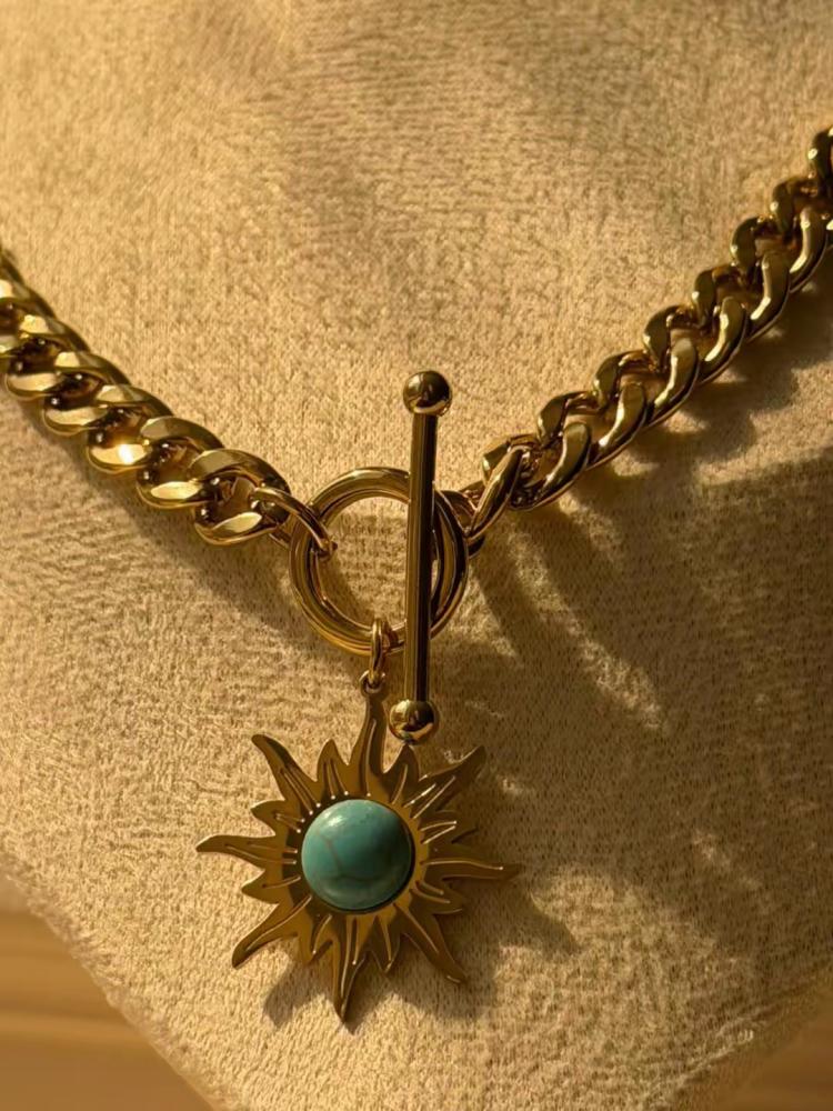 قلادة الشمس الذهبية بحجر فيروزي