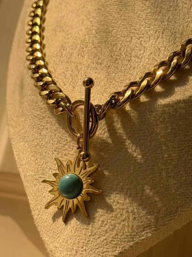 قلادة الشمس الذهبية بحجر فيروزي