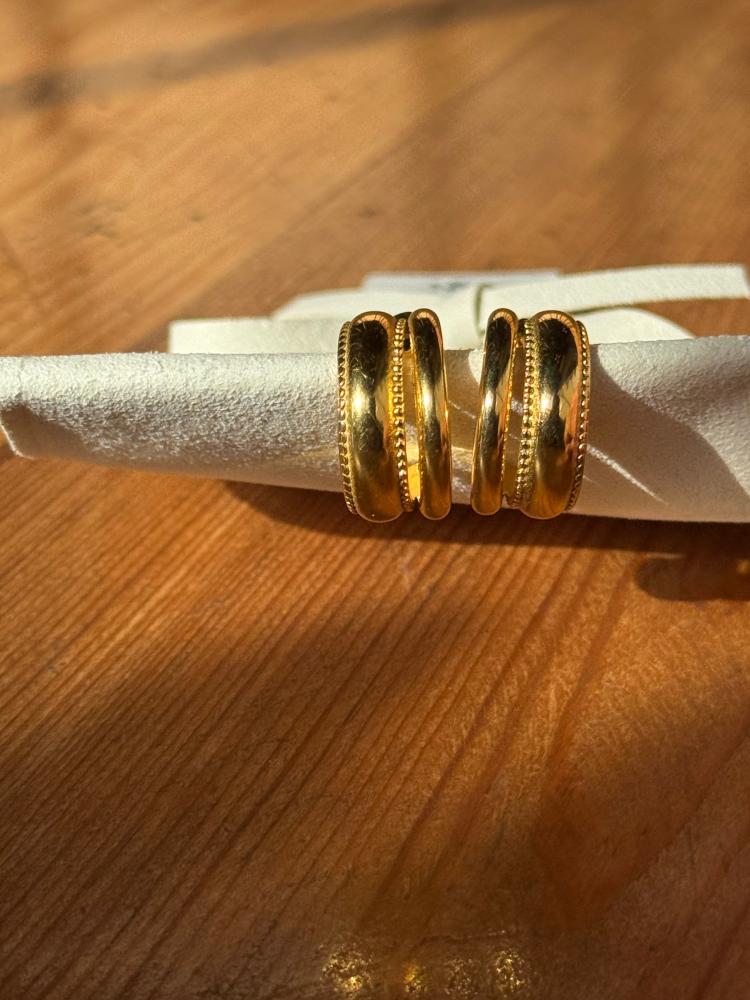 حلق كلاسيك عصري ذهبي بنقشه ناعمه