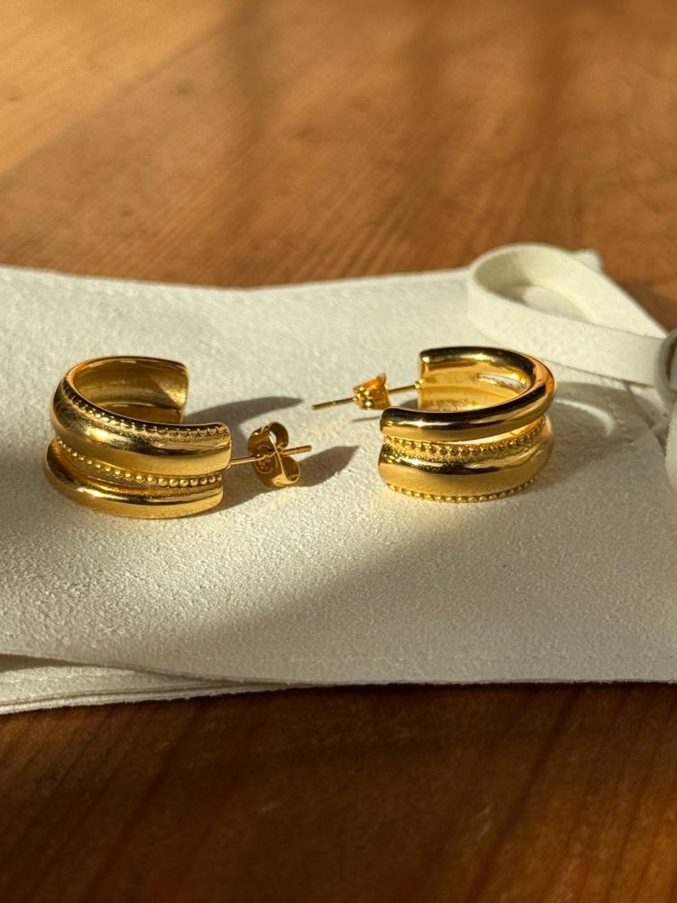 حلق كلاسيك عصري ذهبي بنقشه ناعمه