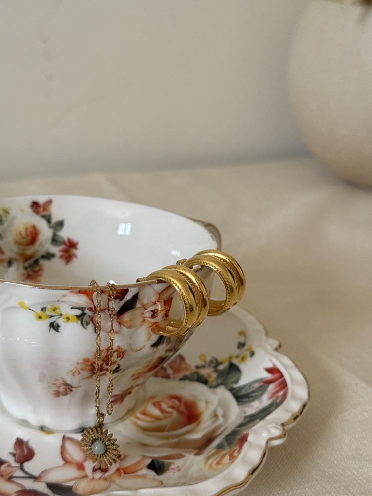 حلق كلاسيك عصري ذهبي بنقشه ناعمه