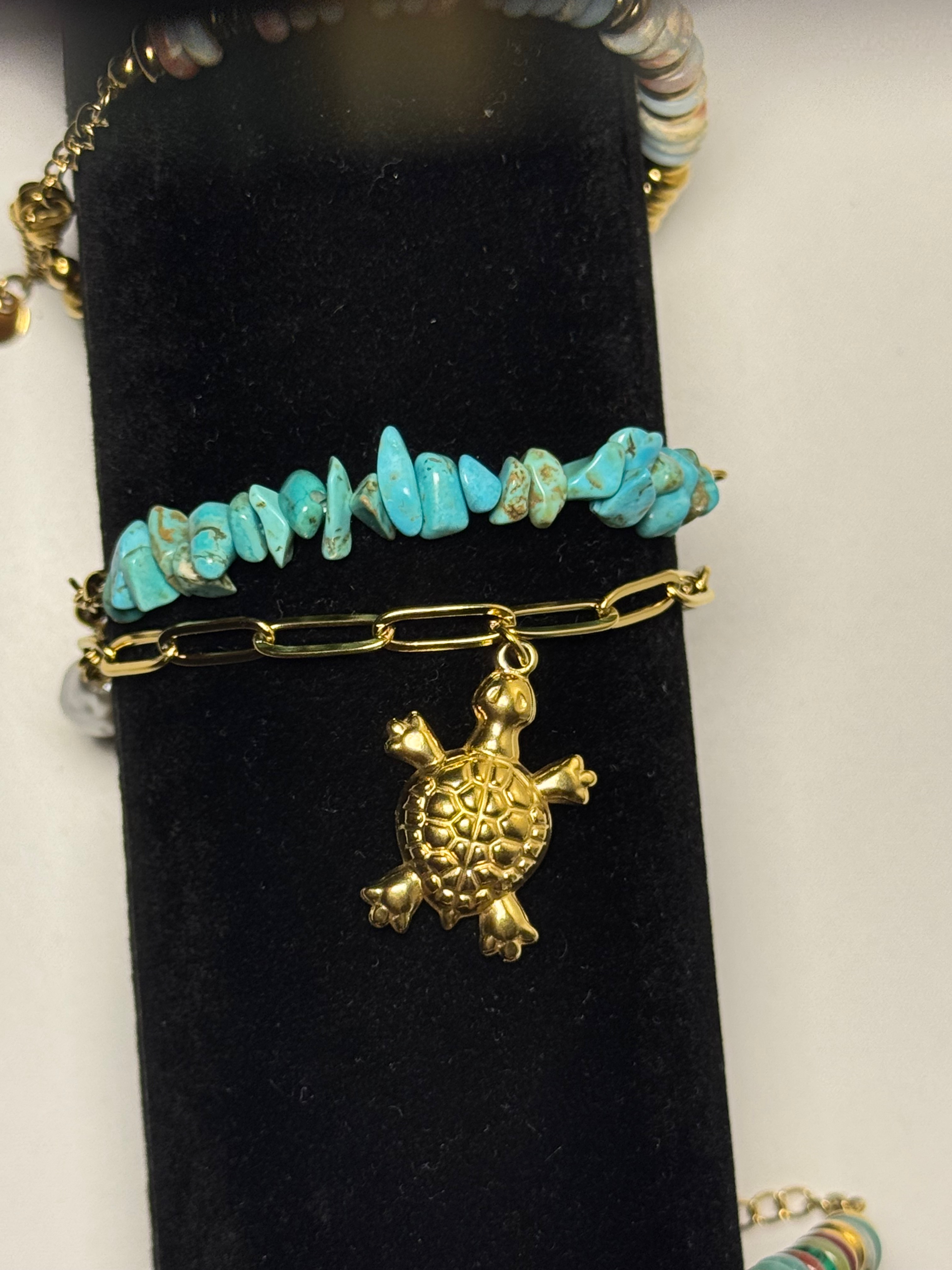 إسوارة ذهبيه مع أحجار الفيروز