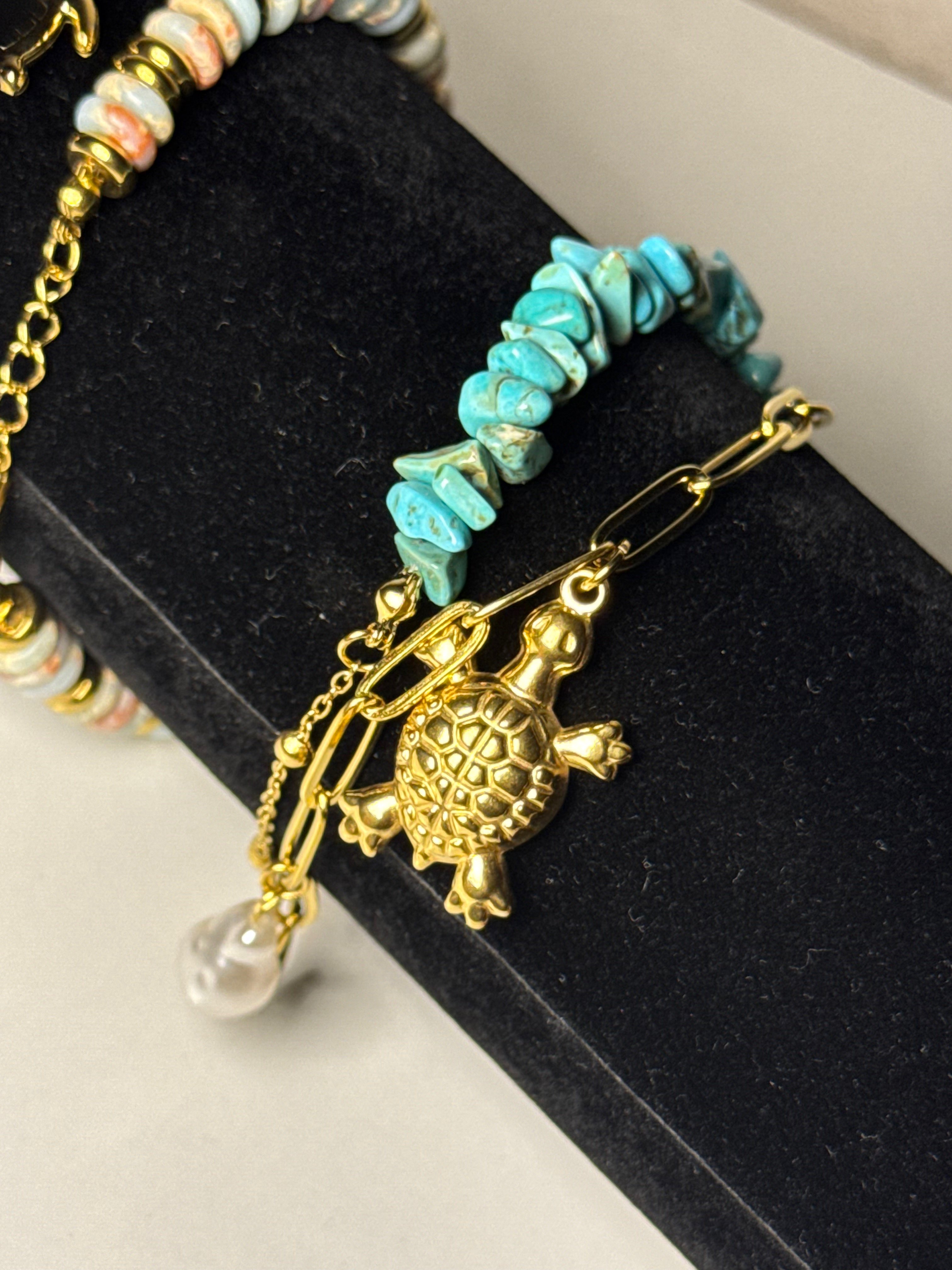 إسوارة ذهبيه مع أحجار الفيروز