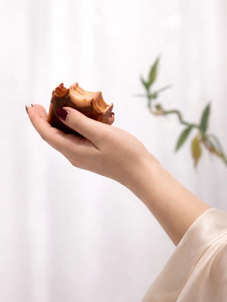 صابون تفتيح طبيعي بعرق السوس والكركديه | لتوحيد لون البشرة وإزالة التصبغات