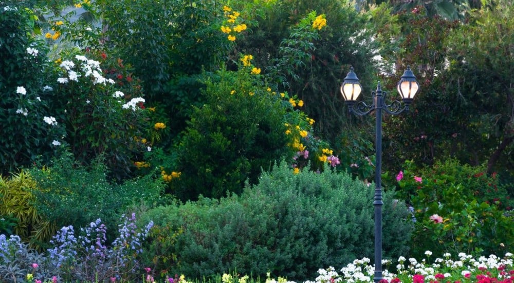 اعمدة انارة للحدائق والشوارع والطرقات