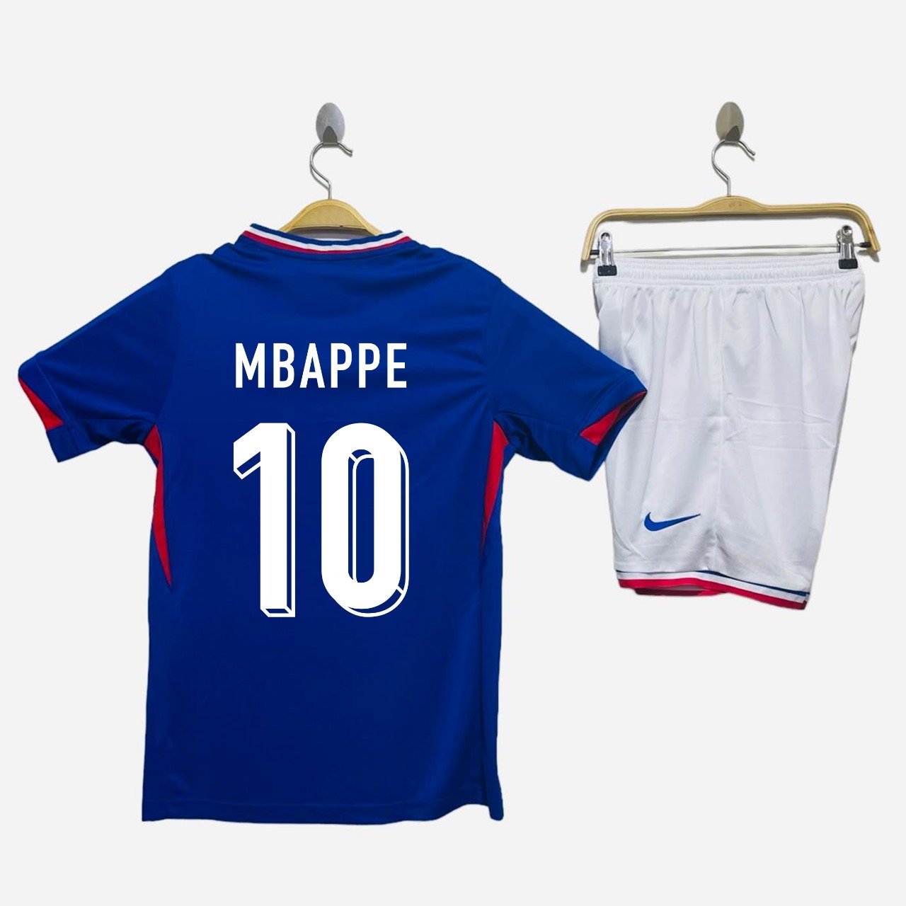 طقم منتخب فرنسا الاساسي 2024/2025