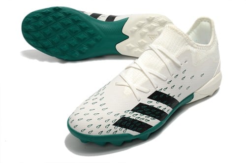 جزمة كرة قدم adidas