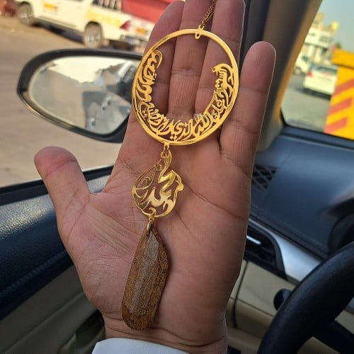 تعليقة سيارة استودعية بالاسم مع كسرة