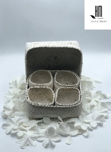 صندوق حجم 20سم لون أبيض مكون من 4 صناديق صغيره مع غطاء