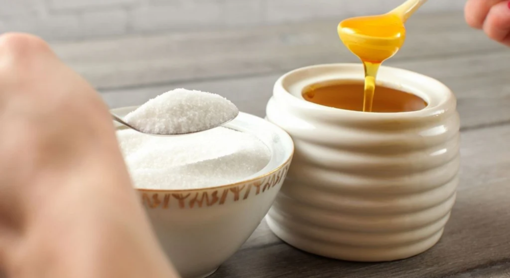 العسل مقابل السكر .. نظرة متعمقة على التحلية الطبيعية