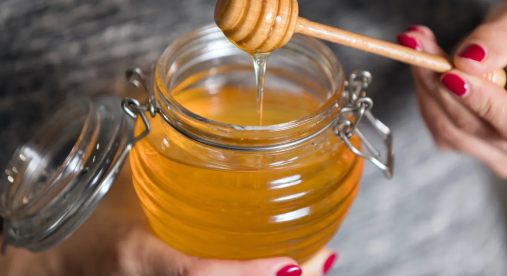 الفرق بين عسل مانوكا وعسل الموالح: أيهما يناسب احتياجاتك؟