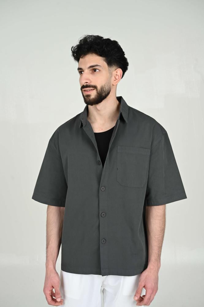 قميص رصاصي غامق خامة واقفه