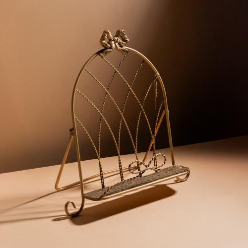 حامل للكتب و للتحف