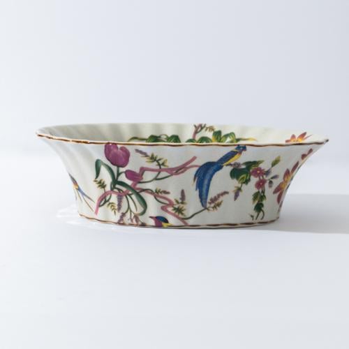 آنية مزخرفة للعود