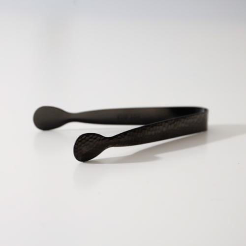 ملقاط الفحم و العود أسود اللون